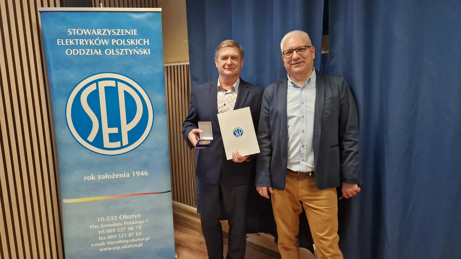 Prezes kol. Jarosław Kantel wręcza medal im. prof. Mieczysława Pożaryskieo w uznaniu zasług dla rozwoju SEP kol. Tomaszowi Kraweć z koła SEP Iława