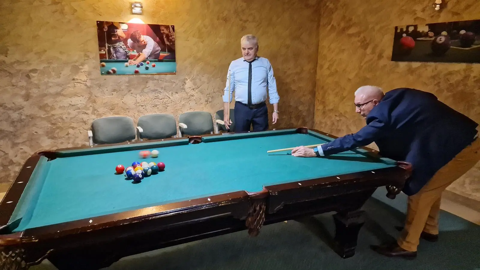 Prezes Oddziału kol. Jarosław Kantel podczas gry w bilard