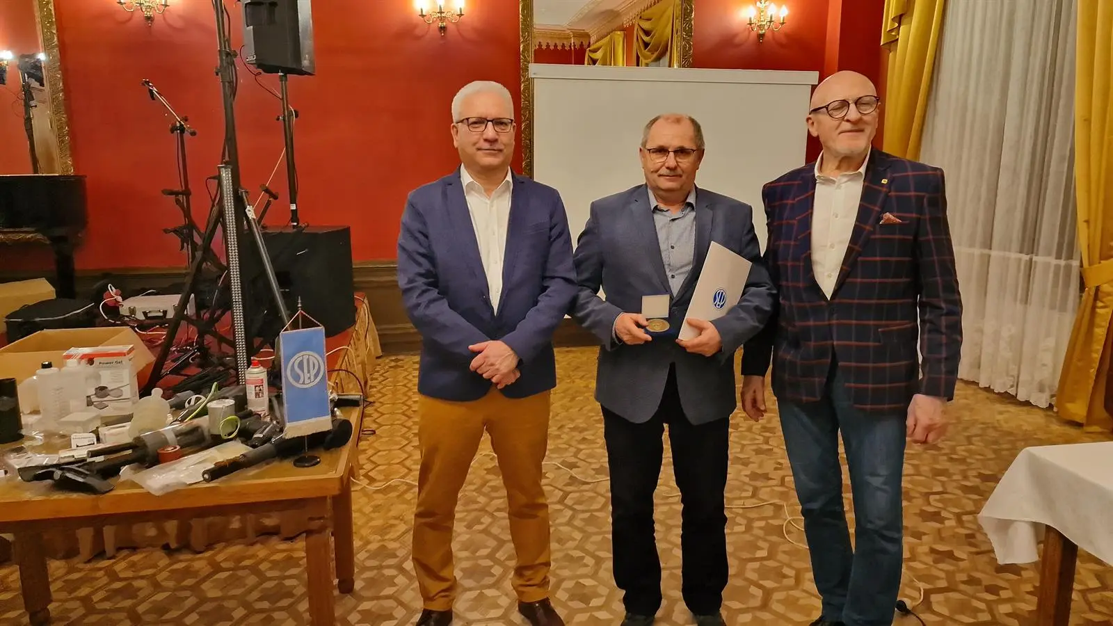 Prezes Oddziału Olsztyńskiego SEP kol. Jarosław Kantel wręcza medal im. prof. Romana Podoskiego, kol. Janowi Nadolskiemu z koła SEP Iława