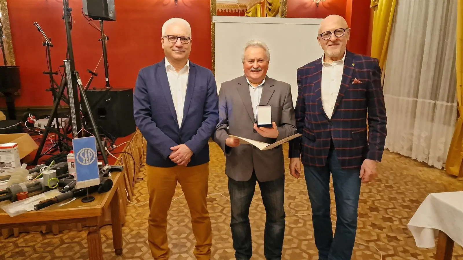 Prezes Oddziału Olsztyńskiego SEP kol. Jarosław Kantel wręcza medal im. prof. Mieczysława Pożaryskiego, kol. Zenonowi Łyżwie z koła SEP Iława