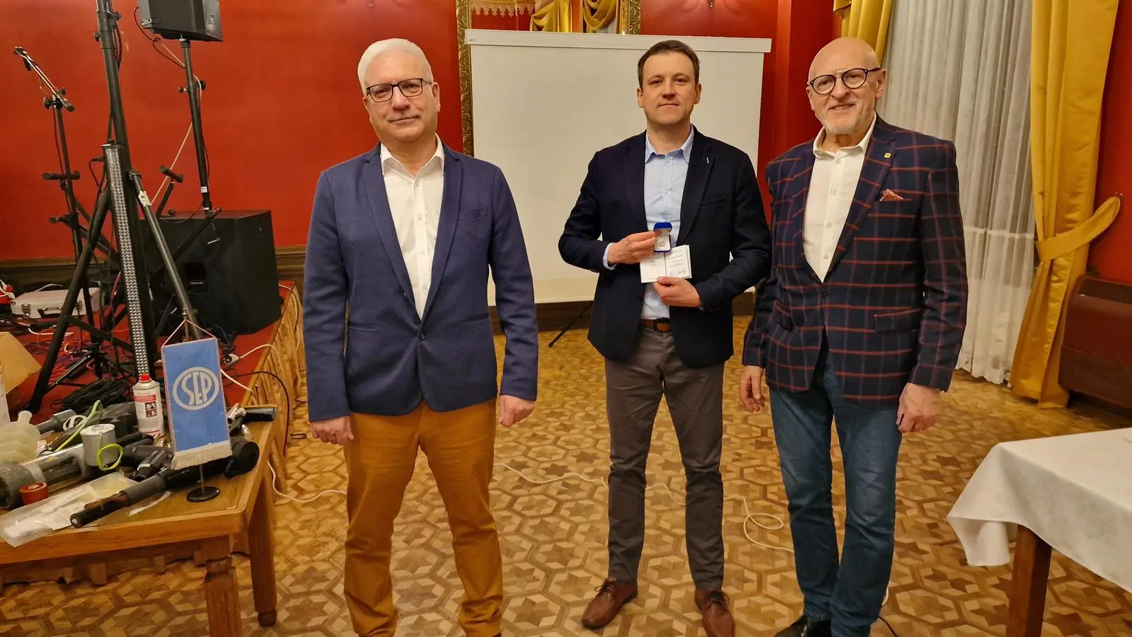 Prezes Oddziału Olsztyńskiego SEP kol. Jarosław Kantel wręcza srebrną odznakę honorową SEP kol. Adamowi Stefaniukowi z Koła SEP Iława