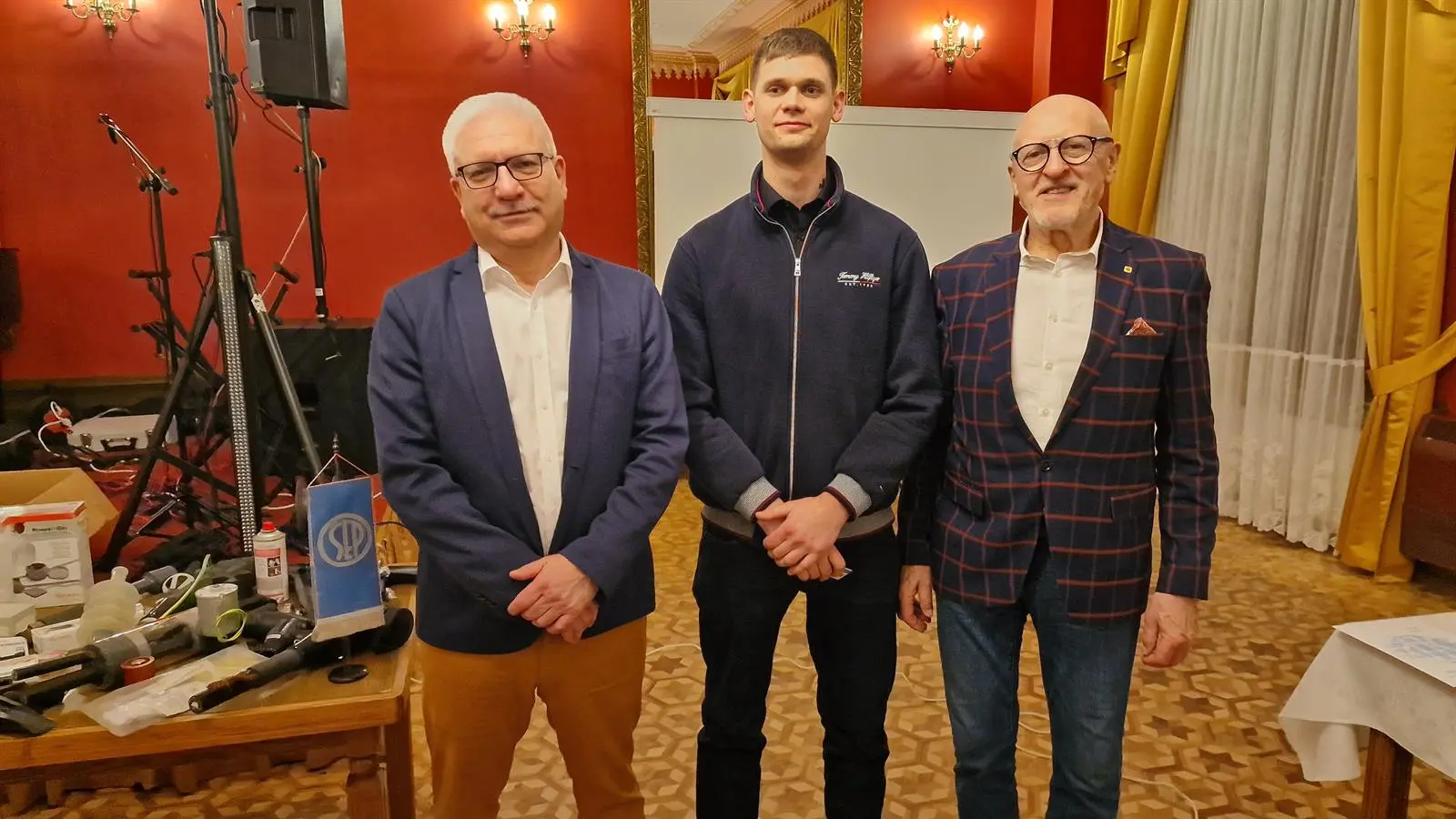 Prezes Oddziału Olsztyńskiego SEP kol. Jarosław Kantel i Prezes Koła SEP Iława wręczają legitymację członkowską SEP kol. Michałowi Cholewa