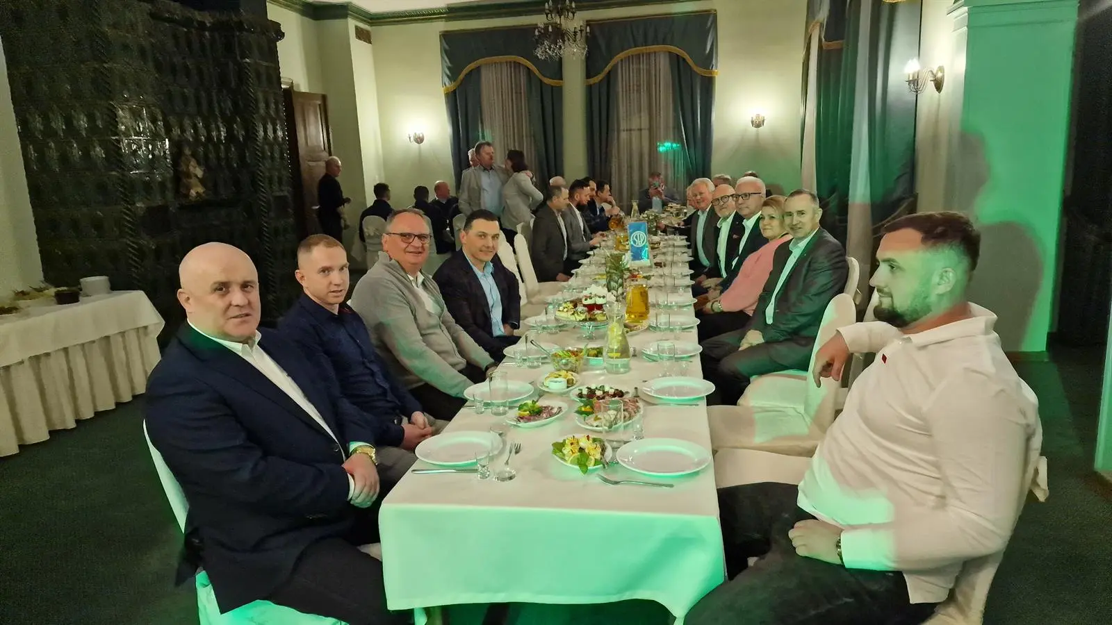 Uczestnicy podczas uroczystej kolacji koleżeńskiej