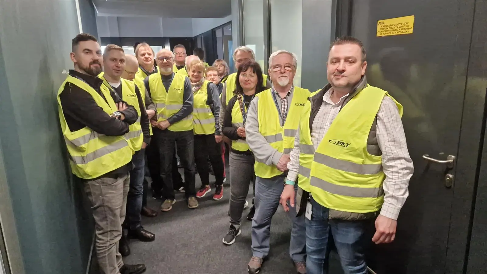 Uczestnicy wycieczki z przewodnikiem mgr inż. Krzysztofem Nowakiem przed wejściem na teren linii produkcyjnych BKT ELEKTRONIK Sp. z o.o.