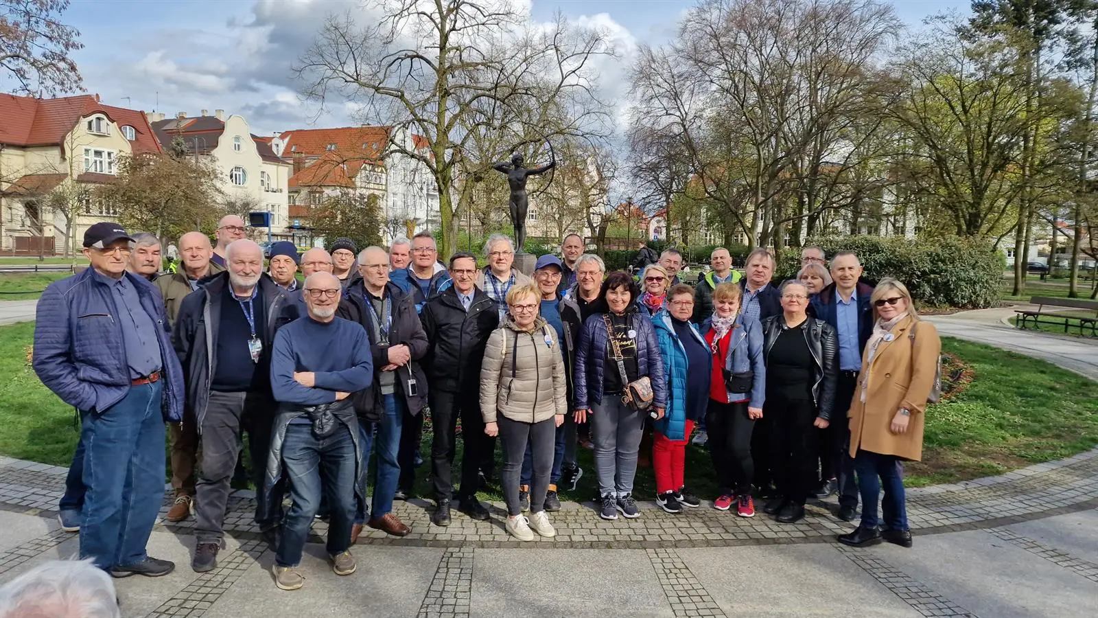Uczestnicy przed rzeźbą Łuczniczki w parku Jana Kochanowskiego w Bydgoszczy