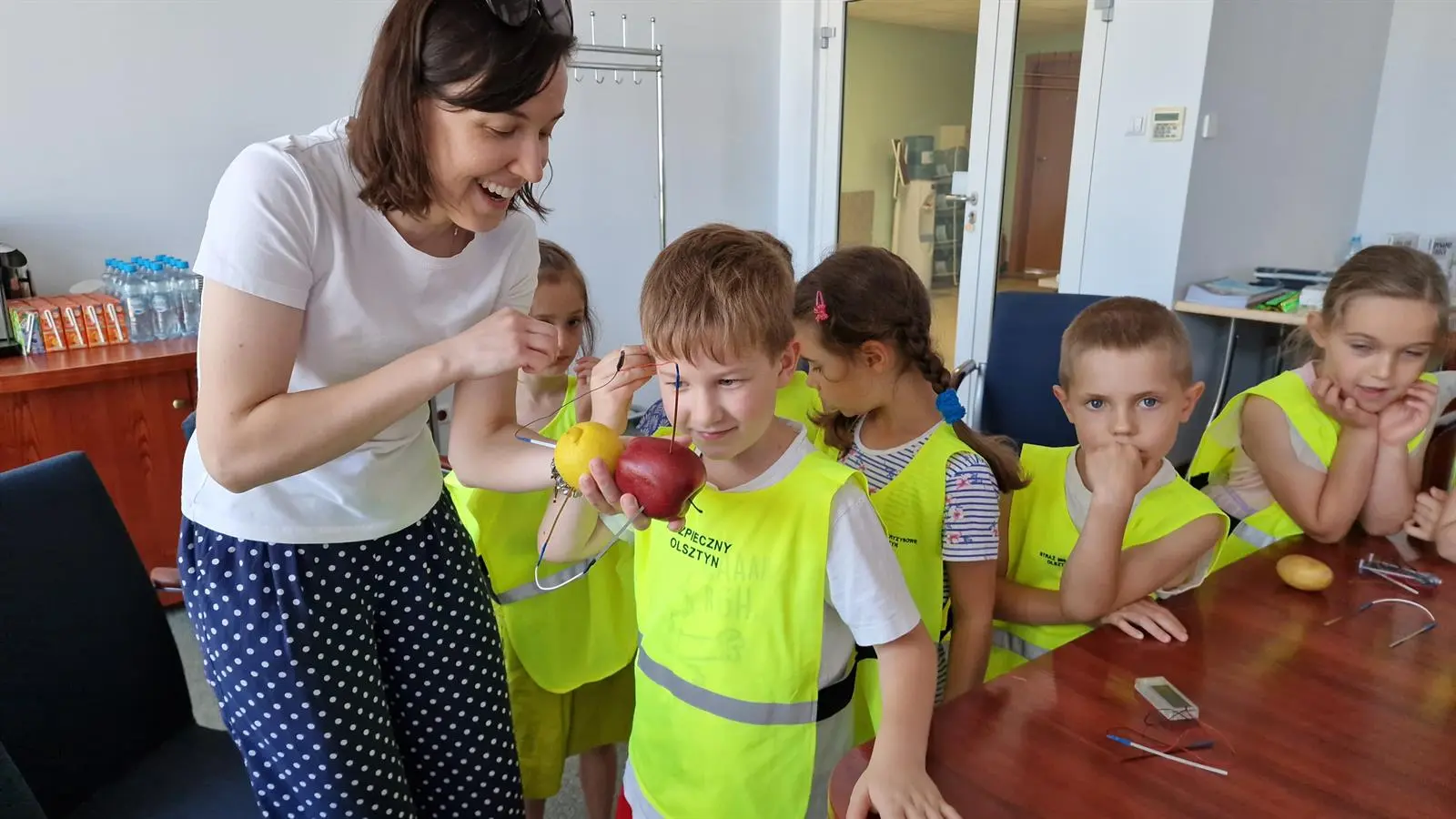 Dzieci i wychowawczyni z Przedszkola Miejskiego nr 2 w Olsztynie podczas doświadczenia