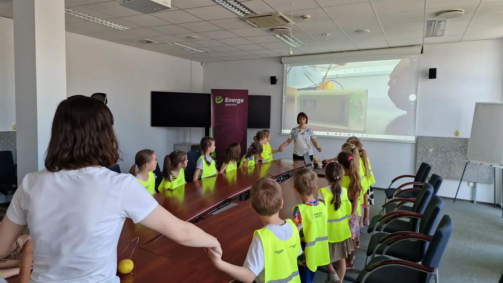 Dzieci i wychowawczynie z Przedszkola Miejskiego nr 2 w Olsztynie podczas doświadczenia