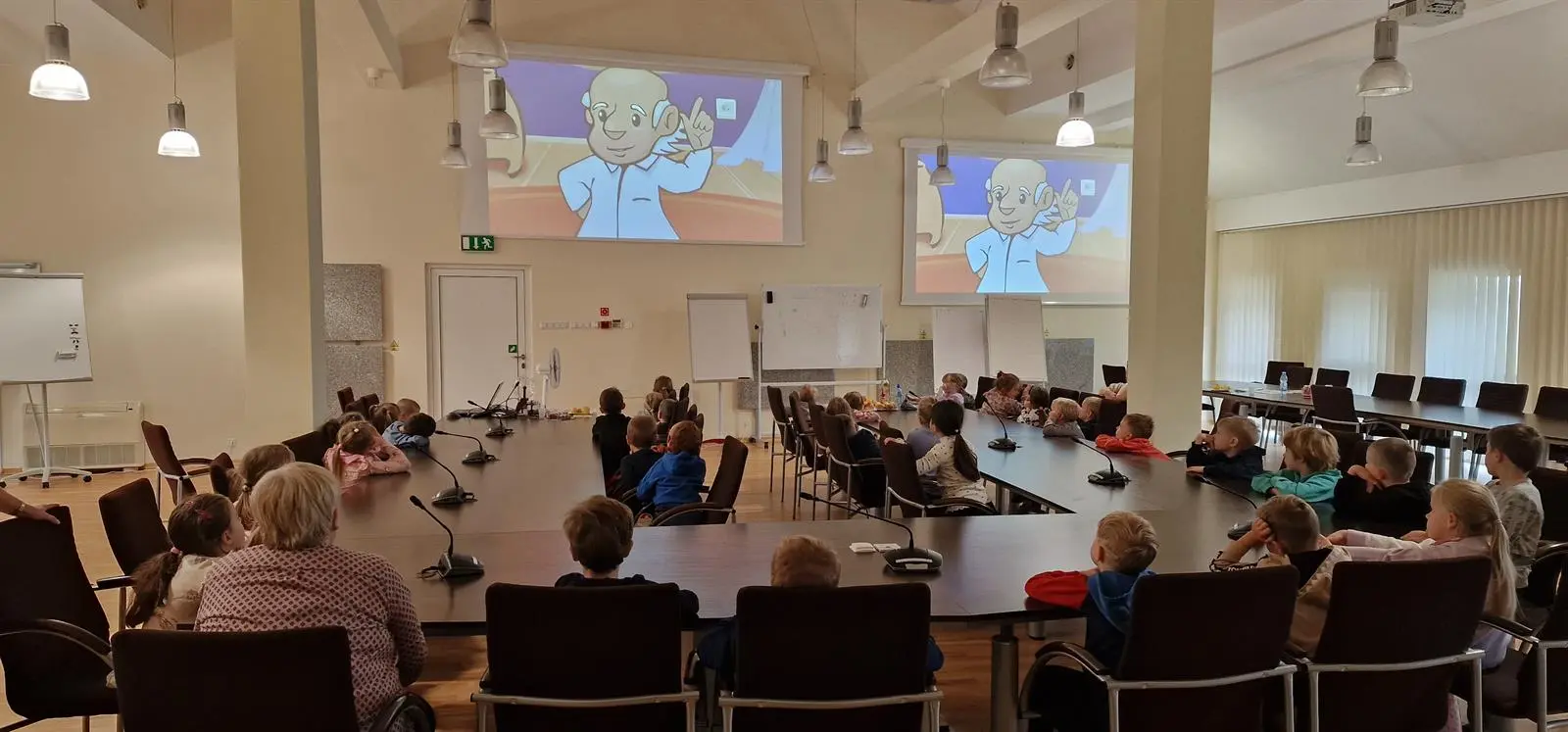 Dzieci z Przedszkola Miejskiego nr 14 im. Niezapominajki w Olsztynie podczas oglądania filmu