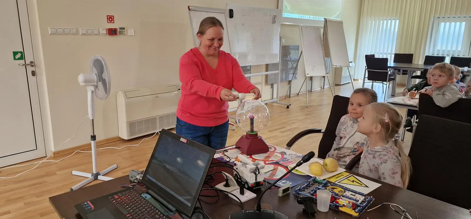 Wychowawczyni z dziećmi z Przedszkola Miejskiego nr 14 im. Niezapominajki w Olsztynie podczas doświadczenia