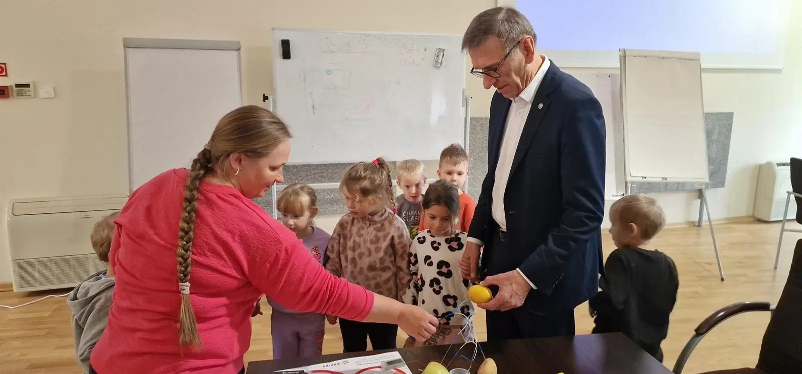 Dyrektor Generalny EOP, Wychowawczyni i dzieci z Przedszkola Miejskiego nr 14 im. Niezapominajki w Olsztynie podczas doświadczenia