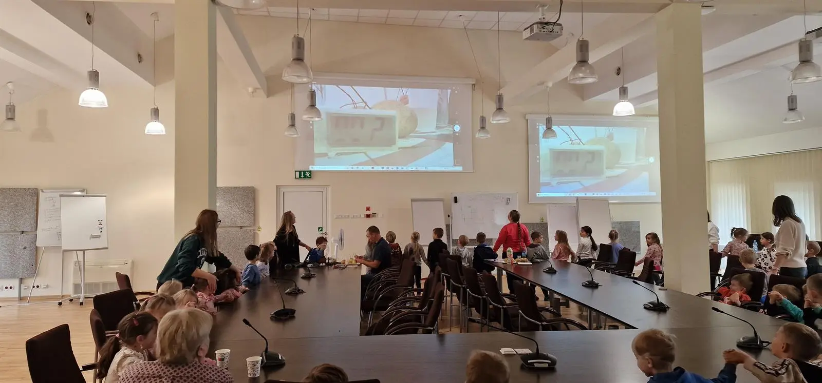 Dzieci i wychowawczynie z Przedszkola Miejskiego nr 14 im. Niezapominajki  w Olsztynie podczas doświadczenia