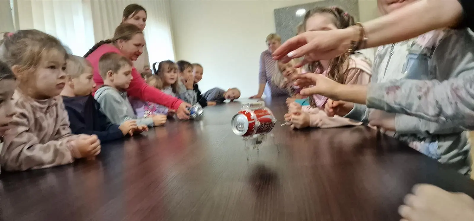 Dzieci i wychowawczynie z Przedszkola Miejskiego nr 14 im. Niezapominajki w Olsztynie podczas doświadczenia