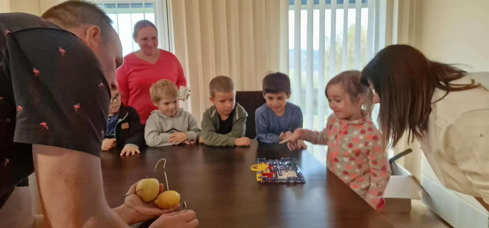 Dzieci i wychowawczynie z Przedszkola Miejskiego nr 14 im. Niezapominajki w Olsztynie podczas doświadczenia