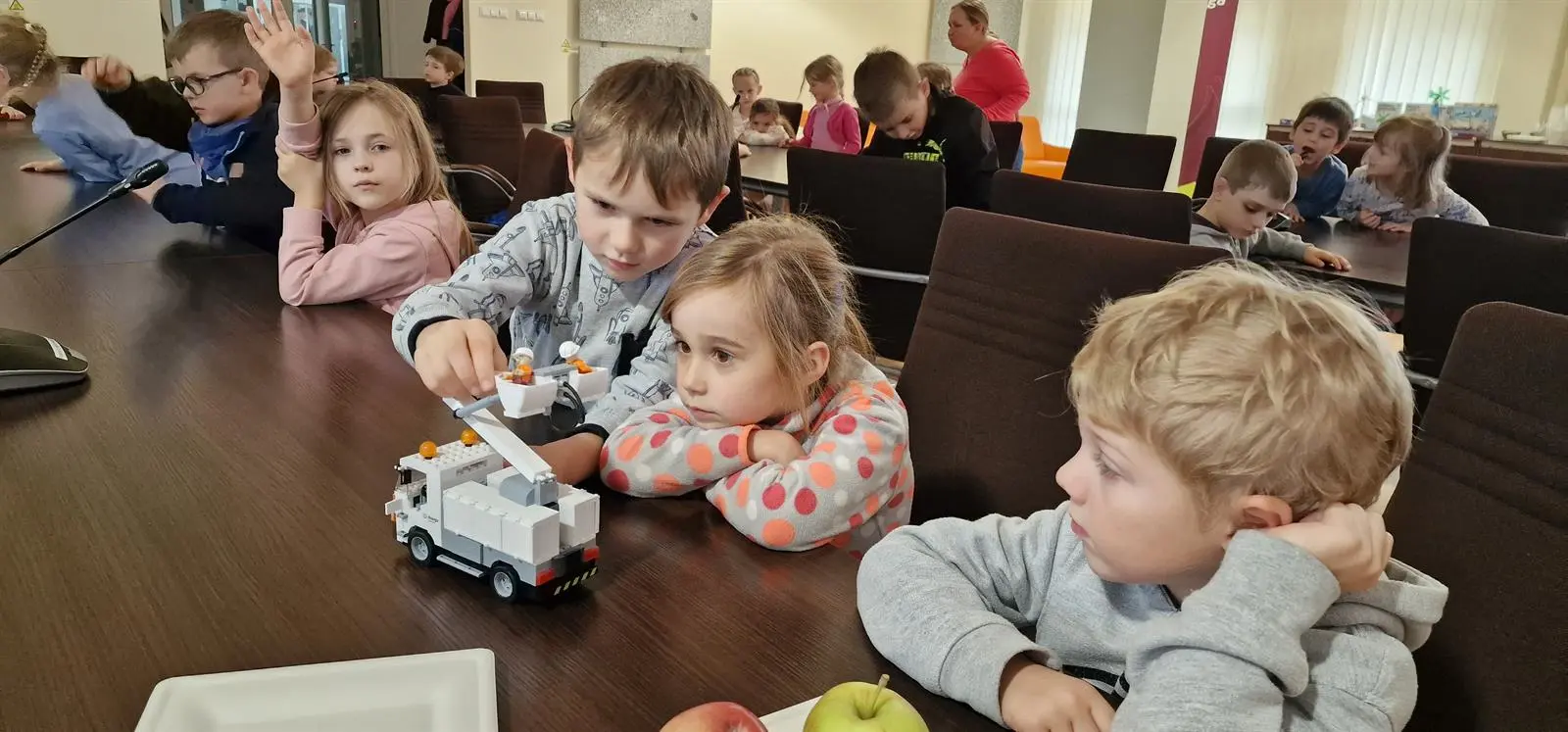 Dzieci z Przedszkola Miejskiego nr 14 im. Niezapominajki w Olsztynie podczas prezentacji modelu samochodu do prac pod napięciem