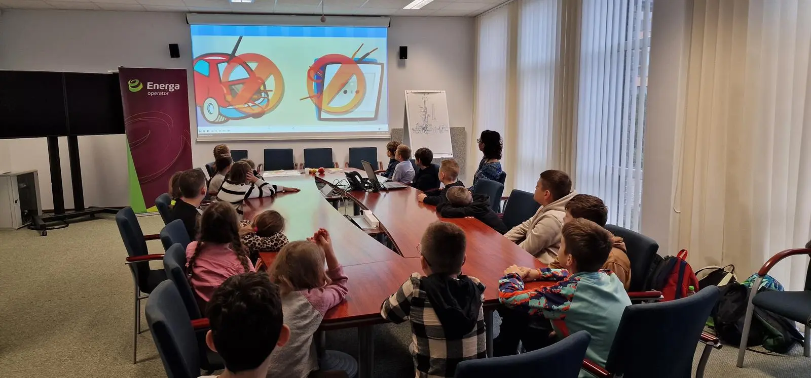 Uczniowie ze Szkoły Podstawowej nr 22 im. Marii Dąbrowskiej w Olsztynie podczas oglądania filmu