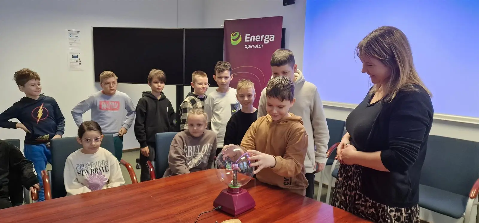 Wychowawczyni i uczniowie ze Szkoły Podstawowej nr 22 im. Marii Dąbrowskiej w Olsztynie podczas doświadczenia