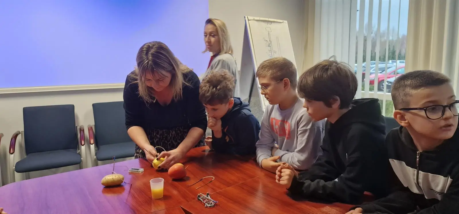 Wychowawczyni z uczniami ze Szkoły Podstawowej nr 22 w Olsztynie podczas doświadczenia