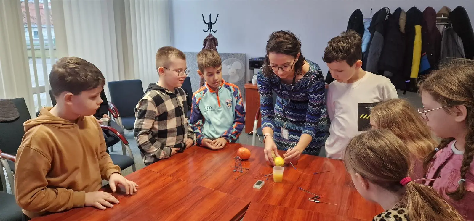 Uczniowie i rodzic ze Szkoły Podstawowej nr 22 im. Mariii Dąbrowskiej w Olsztynie podczas doświadczenia