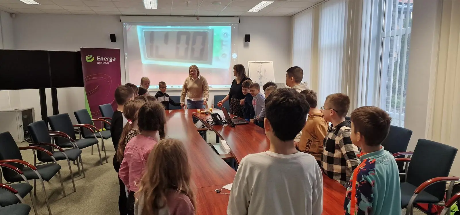 Uczniowie i wychowawczynie ze Szkoły Podstawowej nr 22 im. Marii Dąbrowskiej w Olsztynie podczas doświadczenia