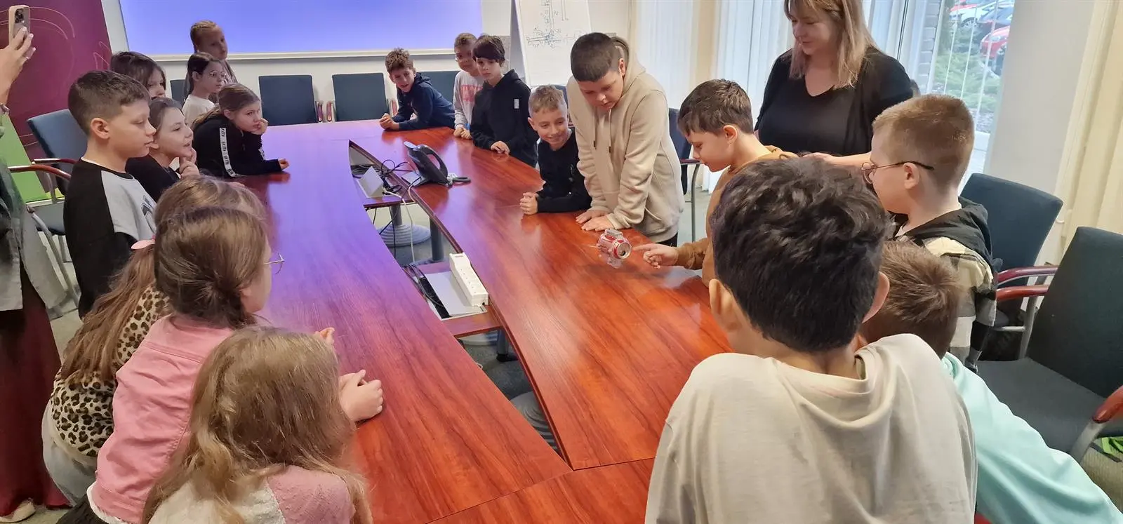 Uczniowie i wychowawczyni ze Szkoły Podstawowej nr 22 im. Mariii Dąbrowskiej w Olsztynie podczas doświadczenia