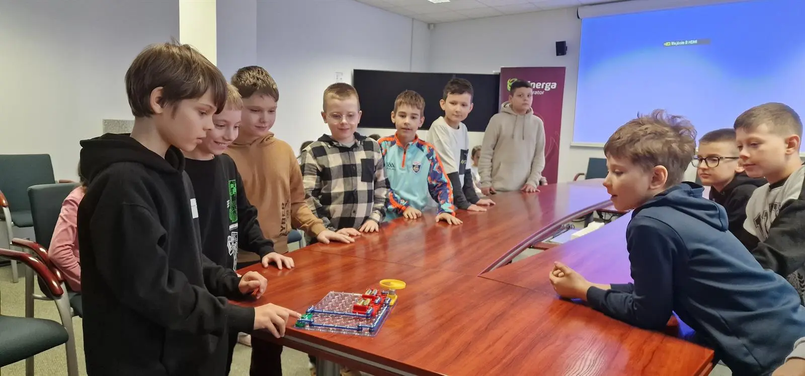 Uczniowie ze Szkoły Podstawowej nr 22 im. Mariii Dąbrowskiej w Olsztynie podczas doświadczenia