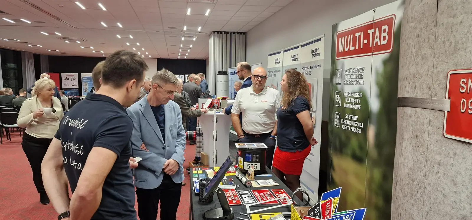 Uczestnicy szkolenia przy stanowisku MULTI-TAB