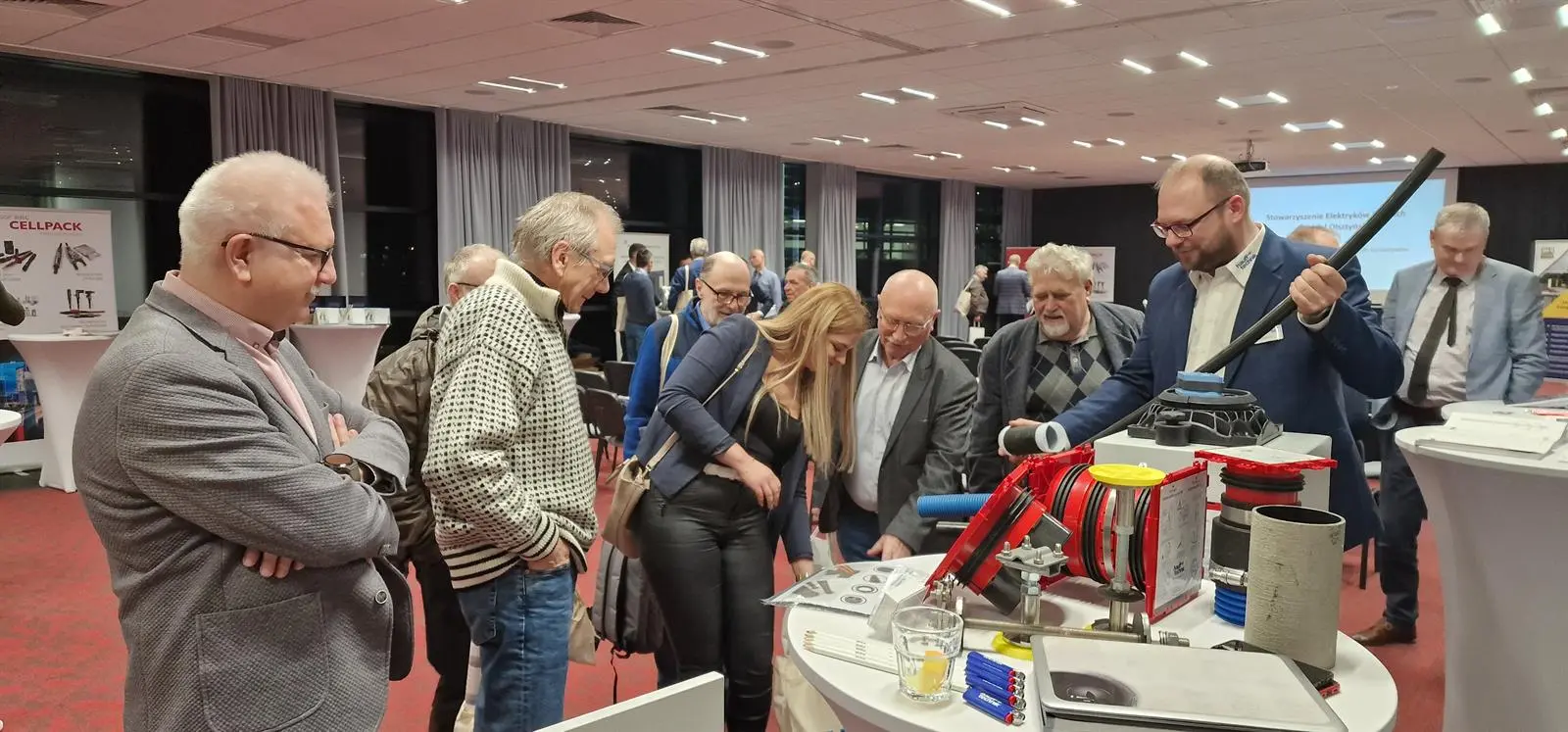 Uczestnicy szkolenia przy stanowisku Hauff-Technik GmbH & Co.KG