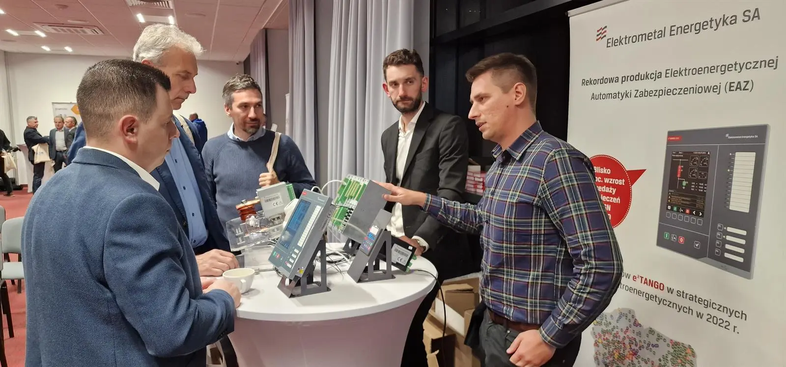 Uczestnicy szkolenia przy stanowisku Elektrometal Energetyka SA