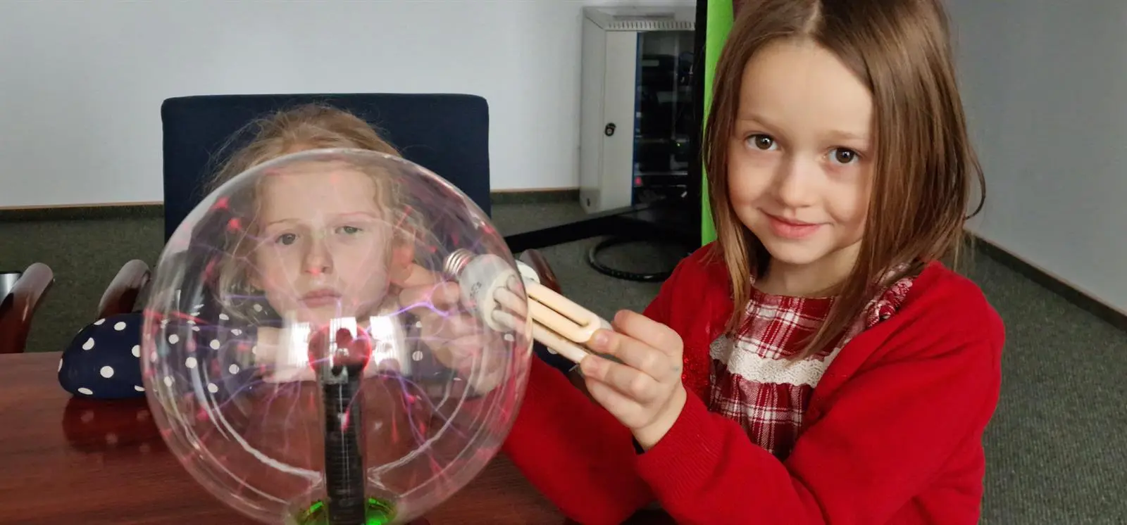 Dzieci z Przedszkola Miejskiego nr 3 w Olsztynie podczas doświadczenia