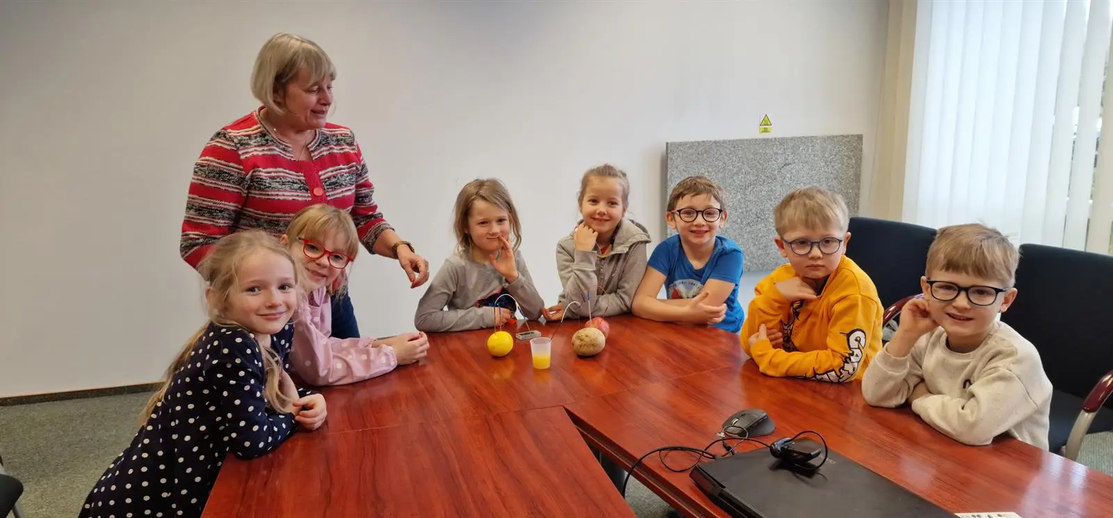 Dzieci i wychowawczyni z Przedszkola Miejskiego nr 3 w Olsztynie podczas doświadczenia