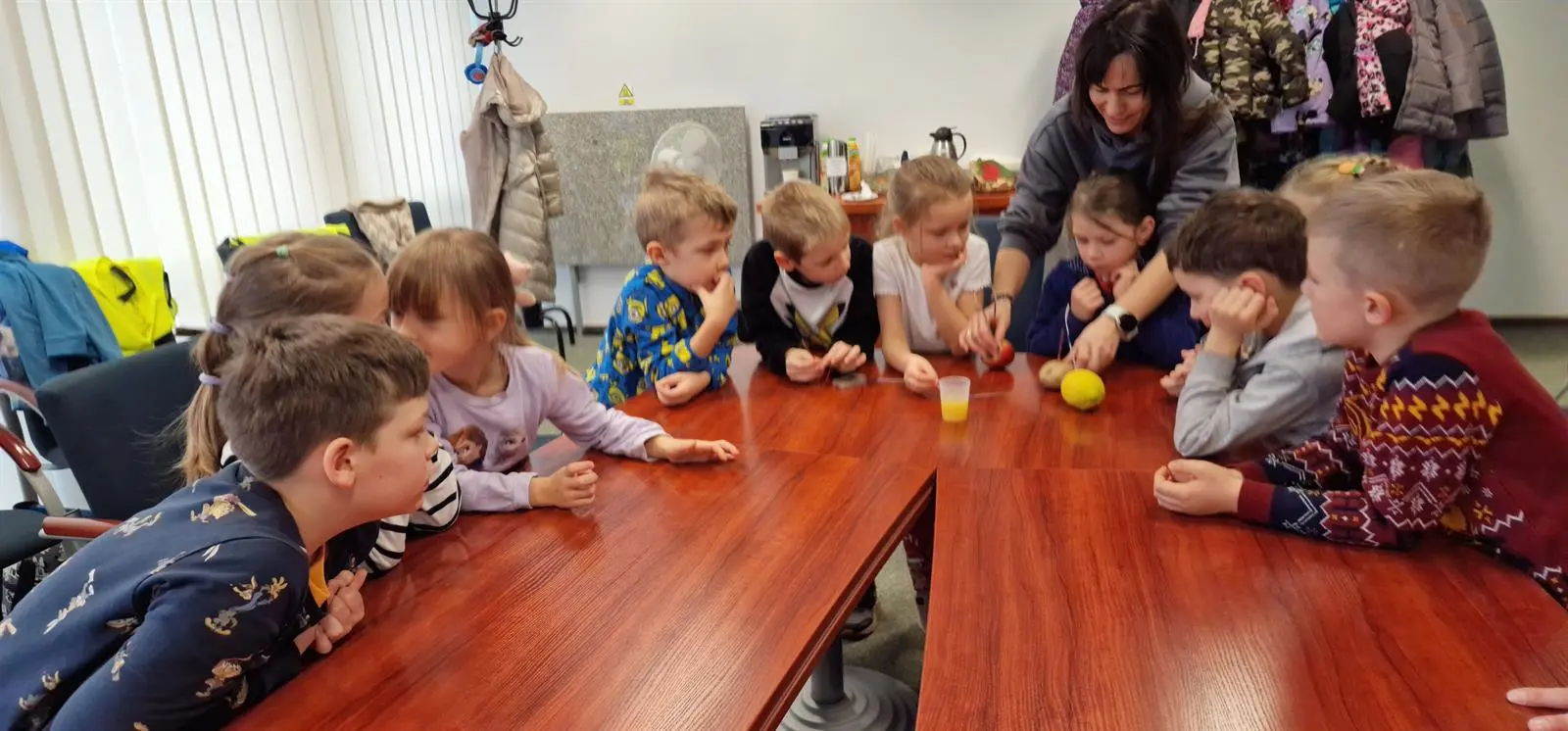 Dzieci i wychowawczynie z Przedszkola Miejskiego nr 3 w Olsztynie podczas doświadczenia