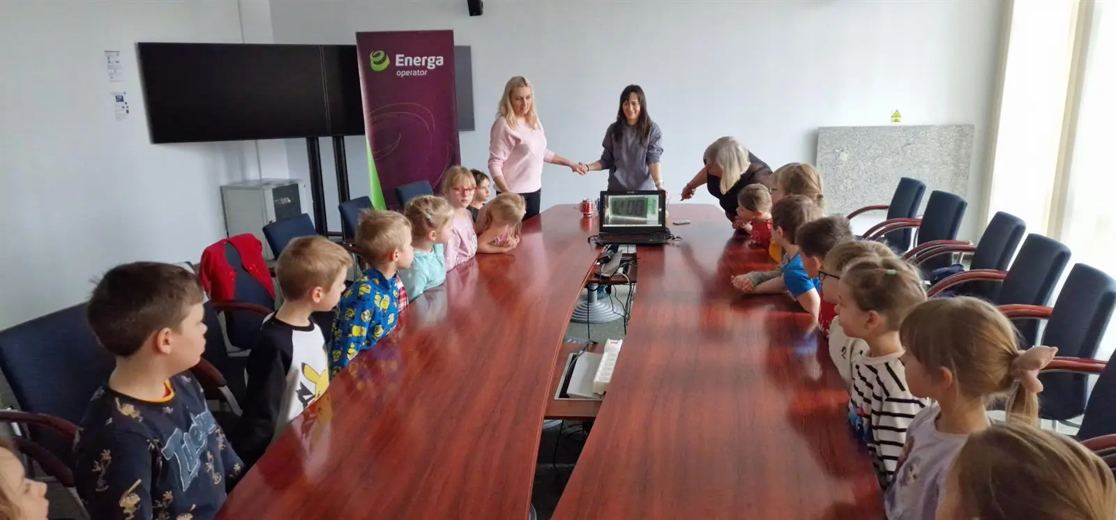 Dzieci i wychowawczynie z Przedszkola Miejskiego nr 3 w Olsztynie podczas doświadczenia