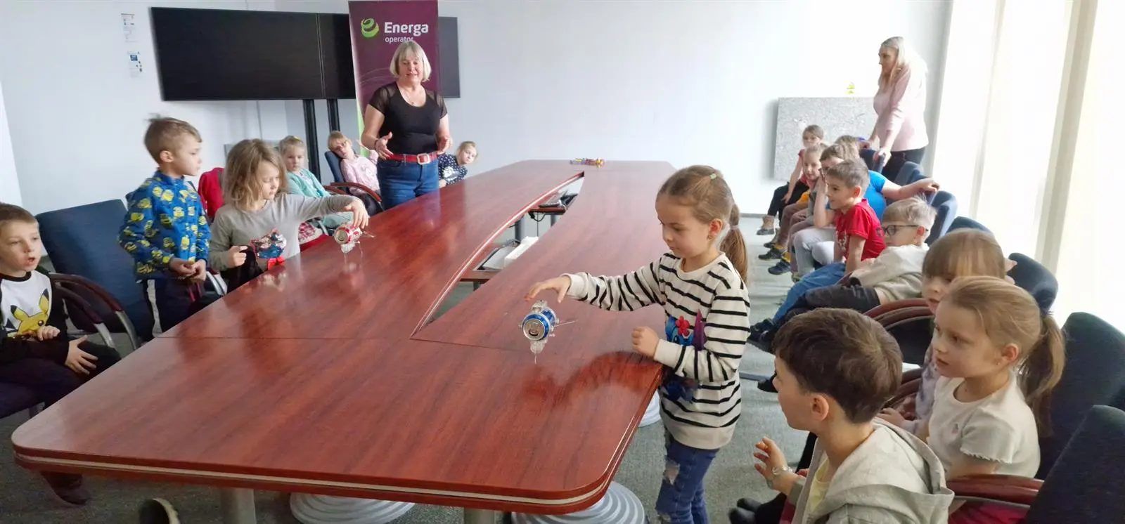 Dzieci i wychowawczyni z Przedszkola Miejskiego nr 3 w Olsztynie podczas doświadczenia