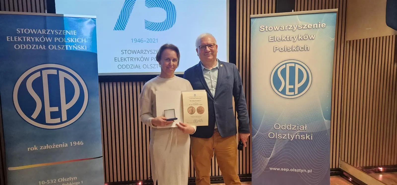 Prezes kol. Jarosław Kantel wręcza medal im. prof. Stanisława Fryzego, kol. Ninie Jackiewicz z koła SEP przy Zespole Szkół Elektronicznych i Telekomunikacyjnych w Olsztynie