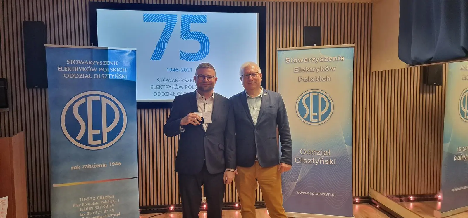 Prezes kol. Jarosław Kantel wręcza srebrną odznakę honorową SEP kol. Rafałowi Łosko z koła Miejskiego SEP