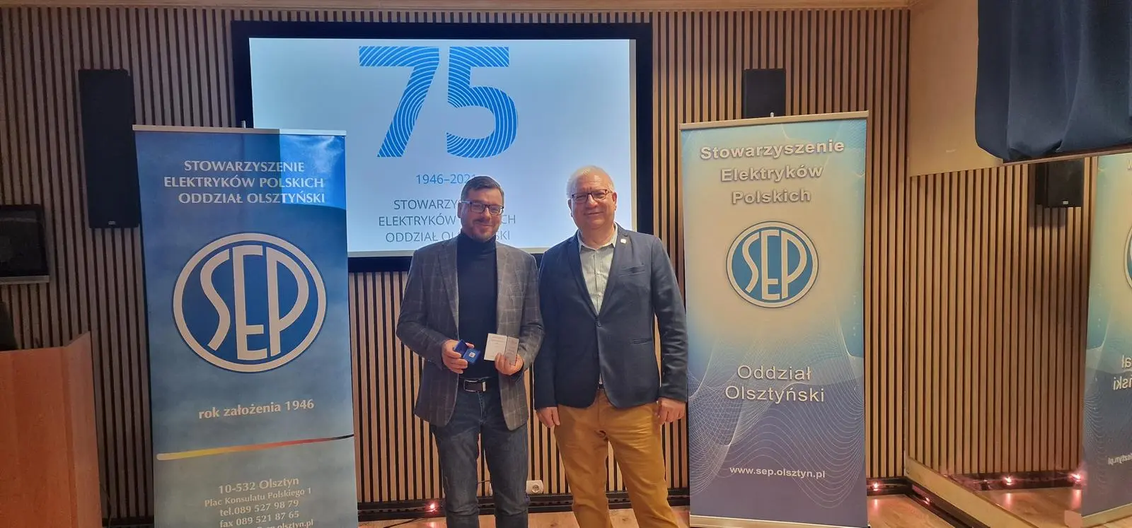 Prezes kol. Jarosław Kantel wręcza srebrną odznakę honorową SEP kol. Pawłowi Kossakowi z koła SEP przy Przeds. Telekomunikacyjnym TELEKOM-WARMIA