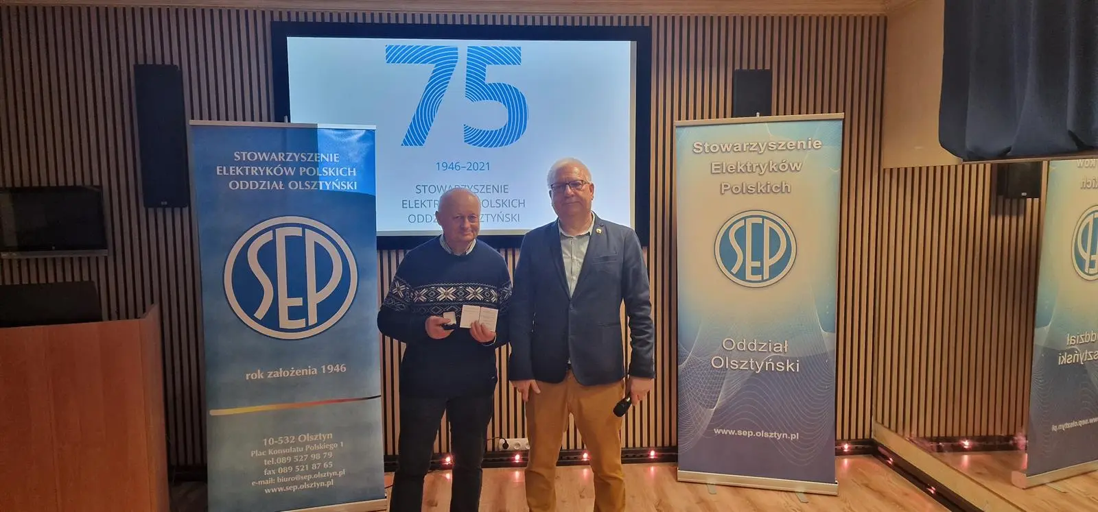 Prezes kol. Jarosław Kantel wręcza złotą odznakę honorową SEP kol. Jackowi Kruminis-Łozowskiemu z koła Miejskiego SEP