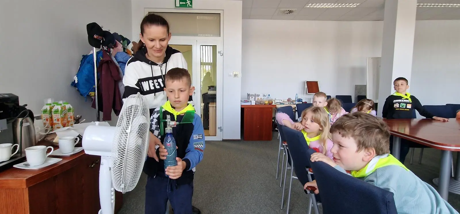 Wychowawczyni i dzieci z Przedszkola Miejskiego nr 31 podczas doświadczenia