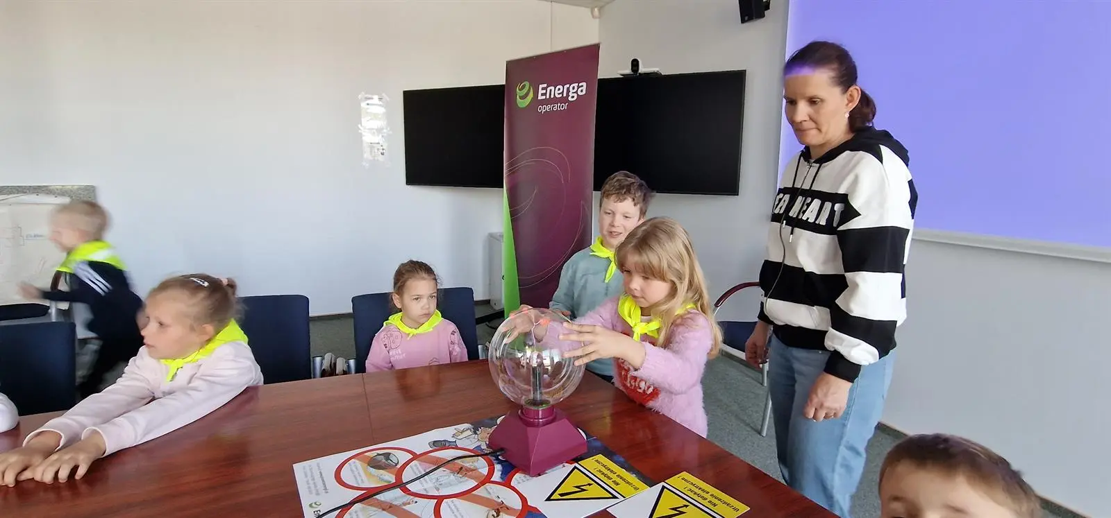 Wychowawczyni i dzieci z Przedszkola Miejskiego nr 31 podczas doświadczenia