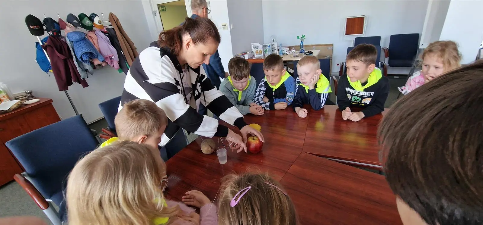 Wychowawczyni i dzieci z Przedszkola Miejskiego nr 31 podczas doświadczenia