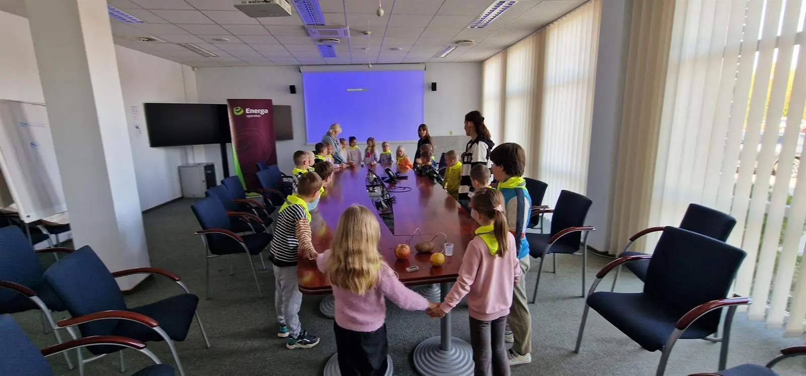 Wychowawcy i dzieci z Przedszkola Miejskiego nr 31 podczas doświadczenia