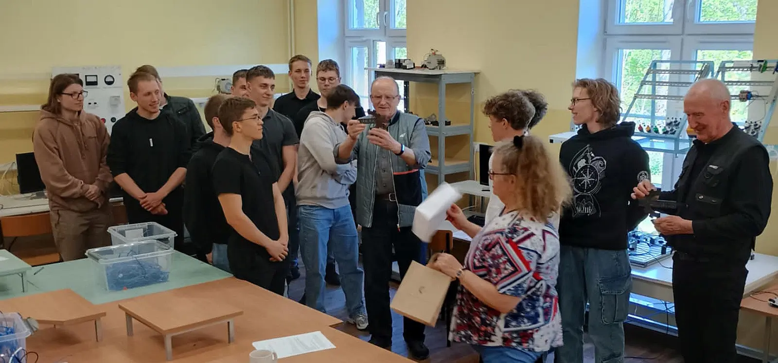 Kadra pedagogiczna z uczniami po egzaminie