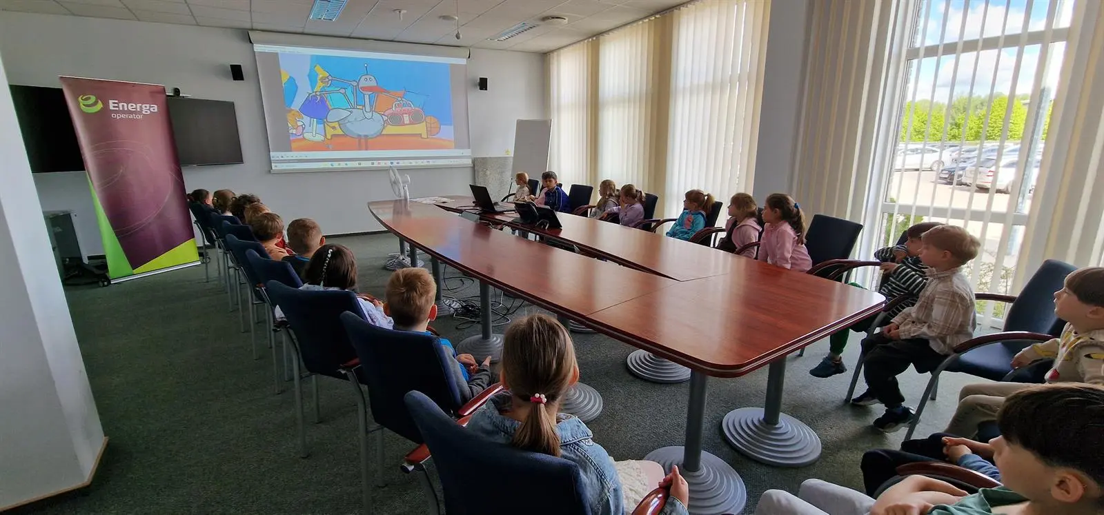 Wychowawcy i dzieci z Przedszkola Miejskiego nr 2 podczas filmu