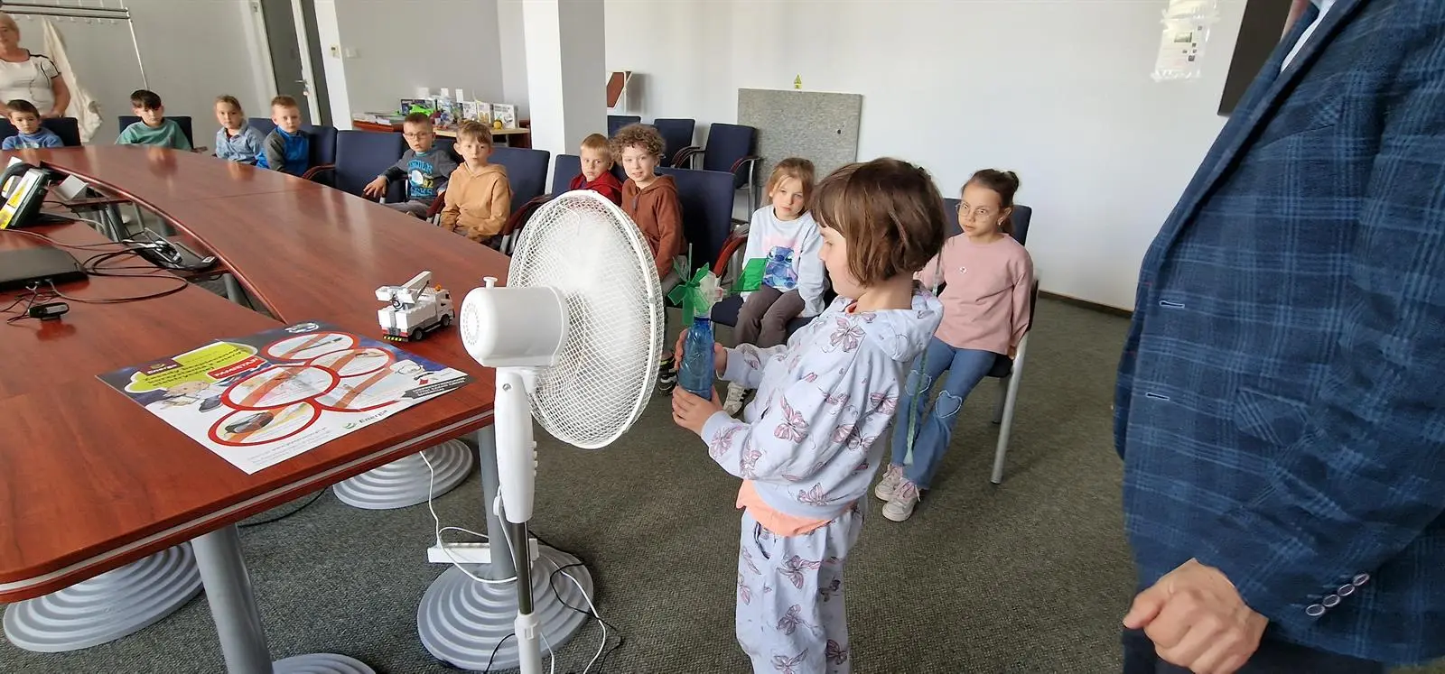 Dziecko z Przedszkola Miejskiego nr 2 podczas doświadczenia