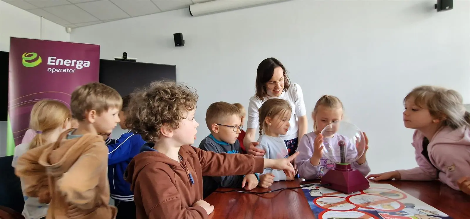 Wychowawczyni i dzieci z Przedszkola Miejskiego nr 2 podczas doświadczenia