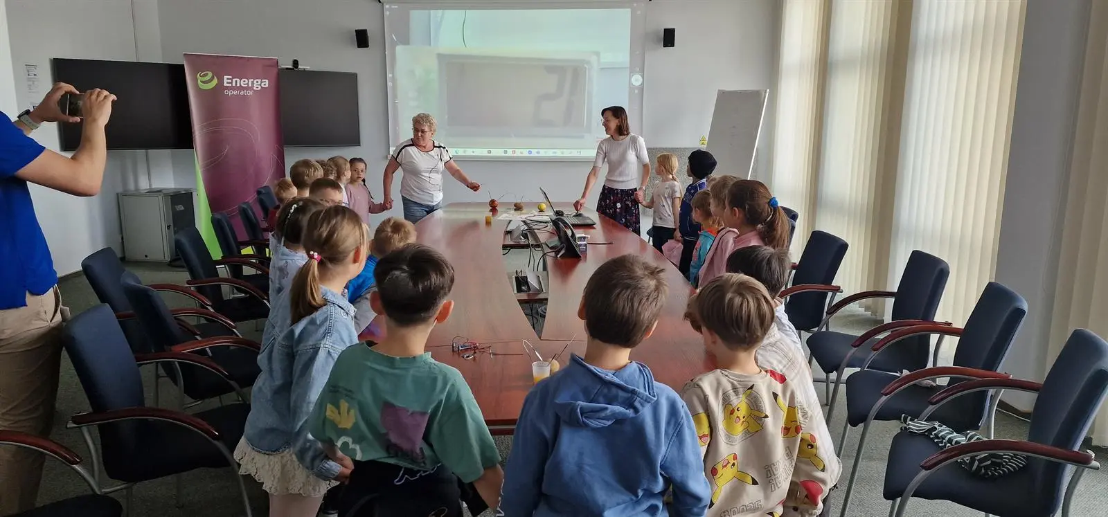Wychowawczynie i dzieci z Przedszkola Miejskiego nr 2 podczas doświadczenia
