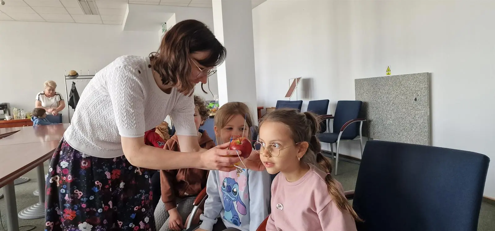 Wychowawcy i dzieci z Przedszkola Miejskiego nr 2 podczas doświadczenia