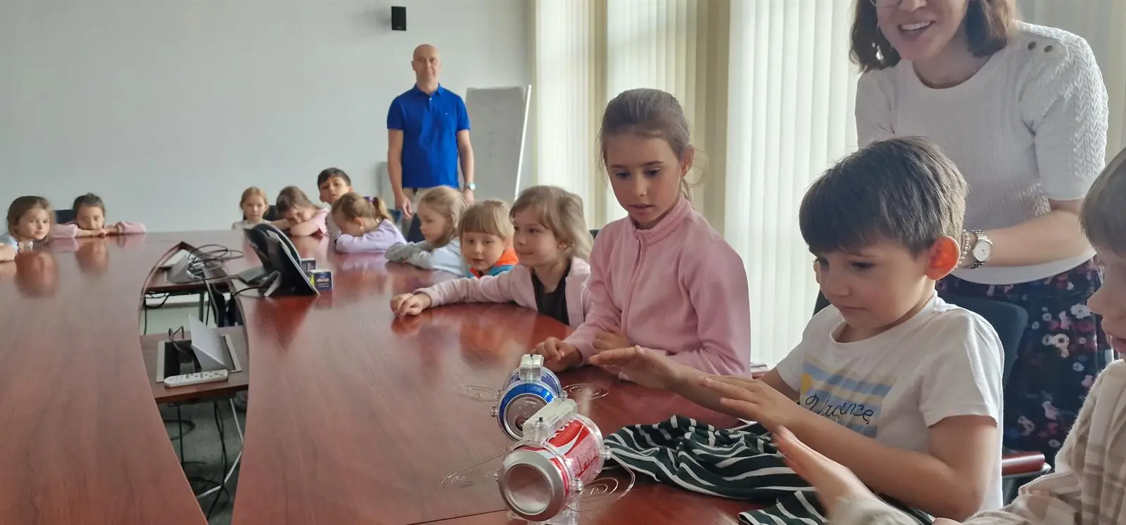 Dzieci z Przedszkola Miejskiego nr 2 podczas doświadczenia