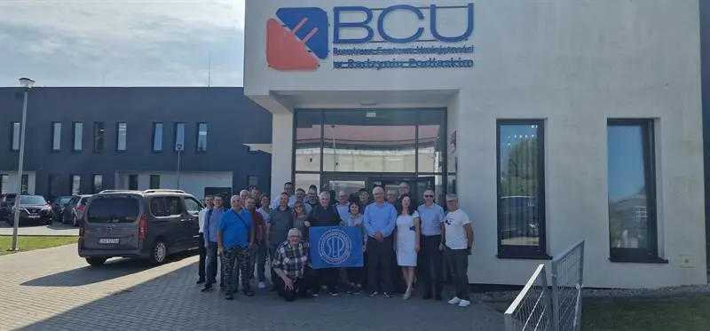 Uczestnicy szkolenia przed wejściem do Branżowego Centrum Szkoleniowego w Radzyniu Podlaskim