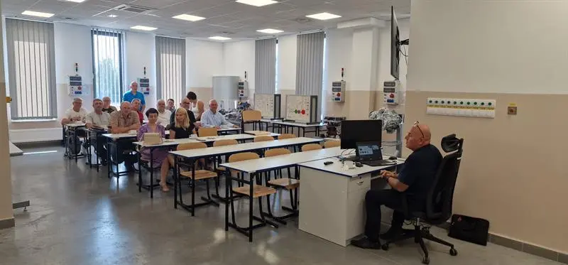 Panel szkoleniowy "Instalowanie fotowoltaiki i mini elektrowni wiatrowych" prowadzony przez dr. inż. Mirosława Pawłota z Politechniki Lubelskiej